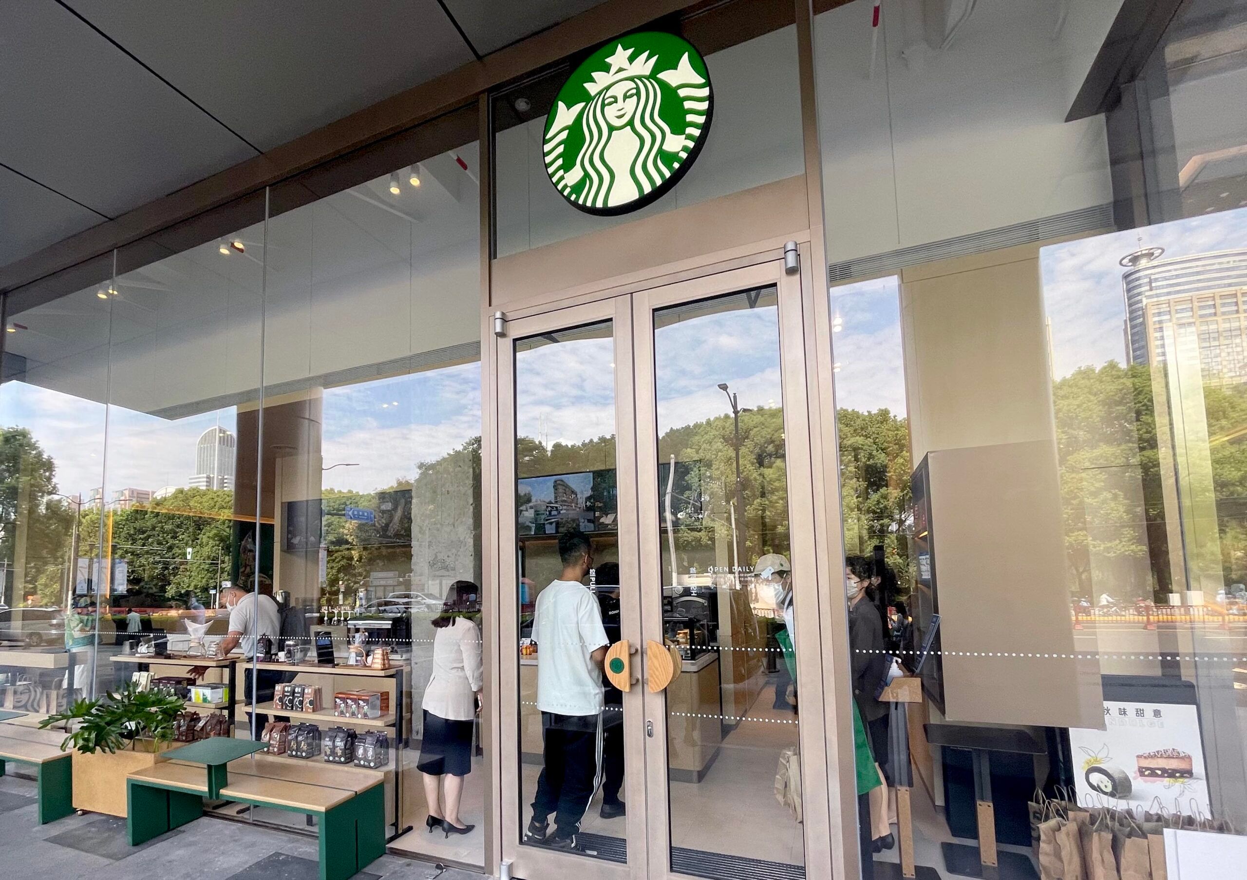 สตาร์บัคส์' เตรียมปลดพนักงานออฟฟิศ 1,100 คน