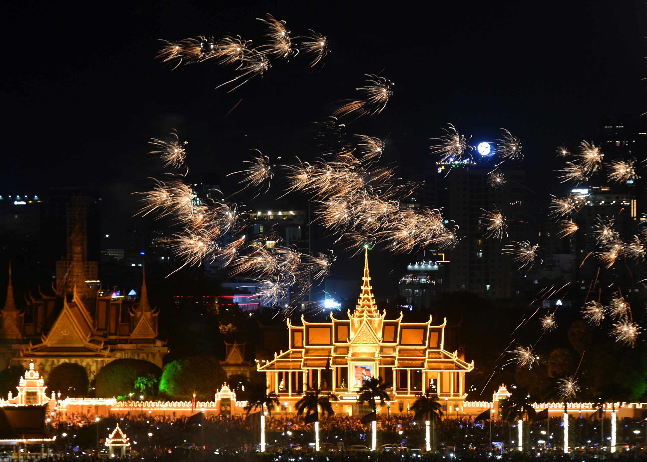 กัมพูชาเปิดตัวธนบัตร 2 แสนเรียล ฉลองกษัตริย์ครองราชย์ครบ 20 ปี