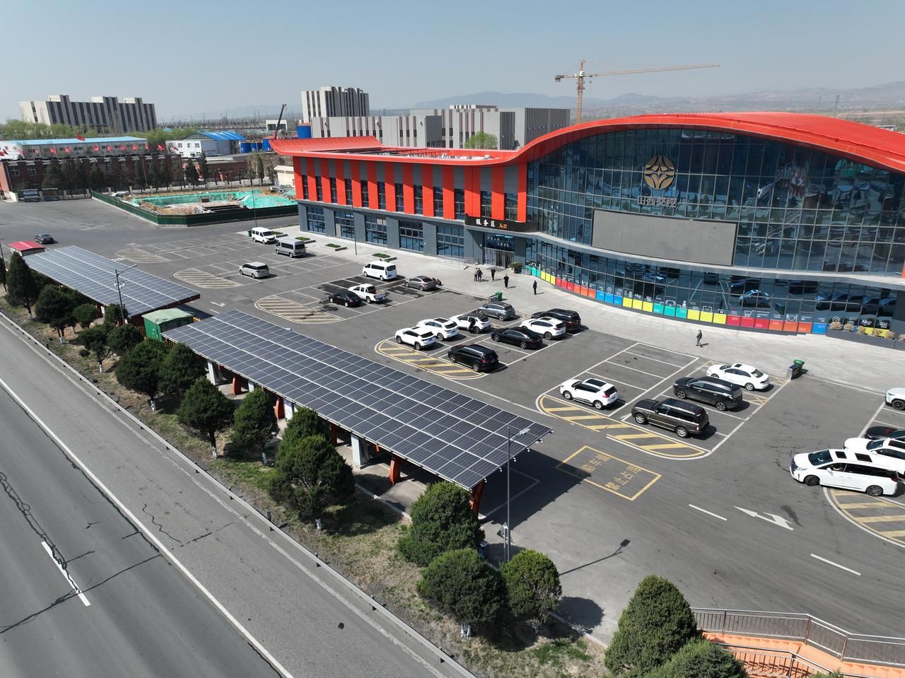 จีนมีสถานีชาร์จรถไฟฟ้าทะลุ 13 ล้านแห่ง เพิ่มขึ้นกว่า 47%