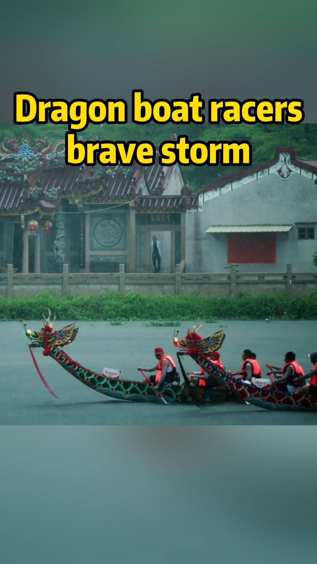 เหล่าฝีพายจ้วงพาย 'เรือมังกร' กลางสายฝนในกวางตุ้ง