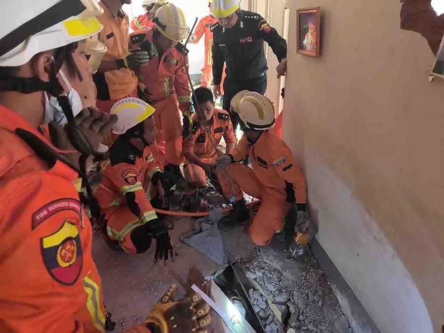 หญิงวัย 63 รอดปาฏิหาริย์ หลังติดใต้ซากแผ่นดินไหว 91 ชม. ในเมียนมา