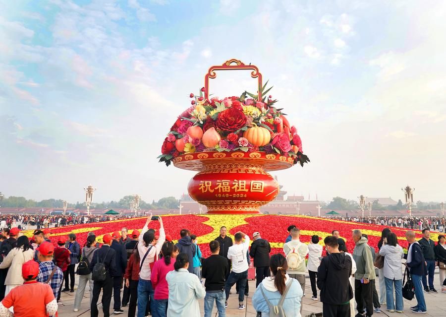 ปักกิ่งประดับ 'ตะกร้าดอกไม้' ใหญ่ยักษ์ รับหยุดยาววันชาติจีน