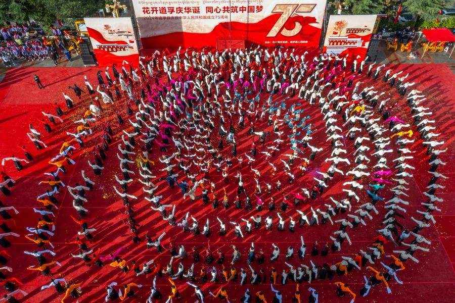 ชาวทิเบตในเสฉวนแสดง 'ระบำกัวจวง' ต้อนรับวันชาติจีน