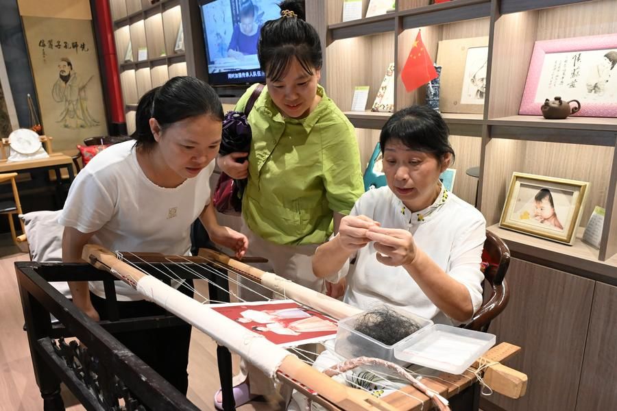 เถาหย่งหง' ผู้สืบทอดเทคนิค 'ปักผ้าด้วยเส้นผม' ในเจียงซี