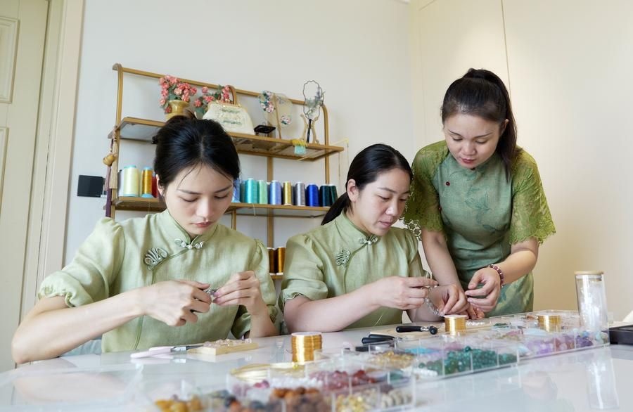 สืบสานมรดกวัฒนธรรม 'ร้อยลูกปัด' งานศิลป์วิจิตรในลั่วหยาง