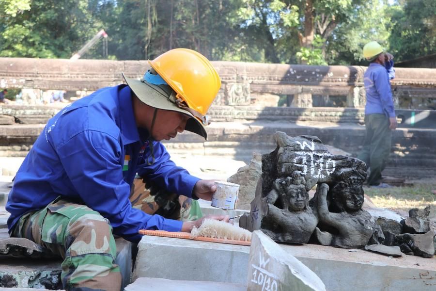 นักโบราณคดีลุยบูรณะระเบียง 'ปราสาทตาพรหม' ในนครวัด