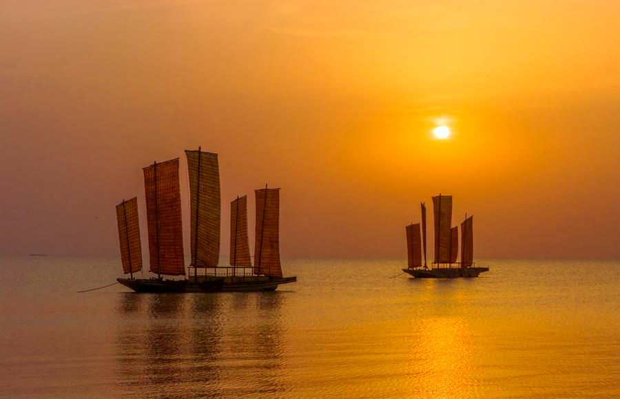 เรือใบลอยลำทะเลสาบต้องแสงตะวันในเจียงซู