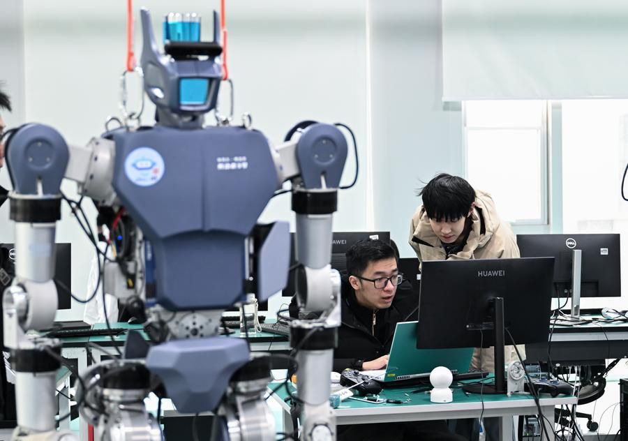 GLOBALink : บริษัทจีนปรับแต่ง 'หุ่นยนต์ฮิวแมนนอยด์' รับน้ำหนักได้ 60 กก.-เดินขาตรง