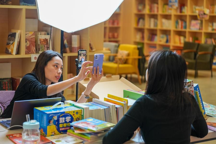 สาวจีน Gen-Z ไลฟ์สด 'ขายหนังสือ' แนะนำเล่มดี ชี้เป้าเล่มปัง