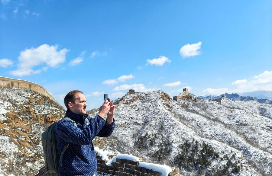 ลัดเลาะ 'กำแพงเมืองจีน' ด่านจินซานหลิ่ง สุดตระการตายามหิมะปกคลุม