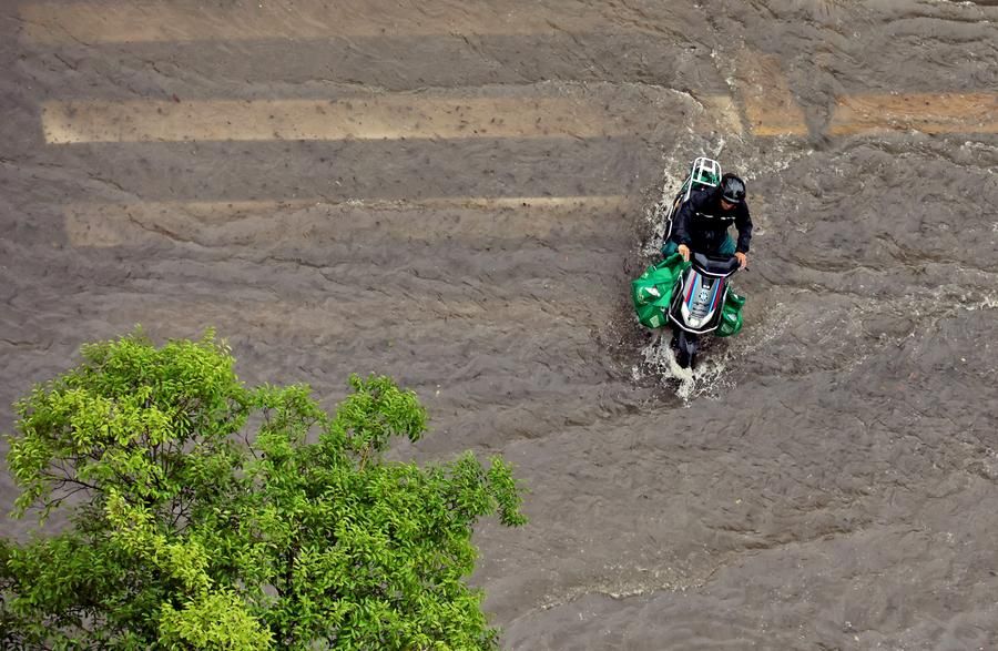เซี่ยงไฮ้' อพยพปชช.นับแสน ผลพวงฝนตกหนักจากไต้ฝุ่น 'ปูลาซัน