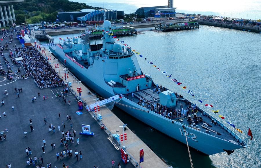 ประชาชนแห่เข้าชม 'เรือกองทัพจีน' ช่วงหยุดวันชาติในชิงเต่า