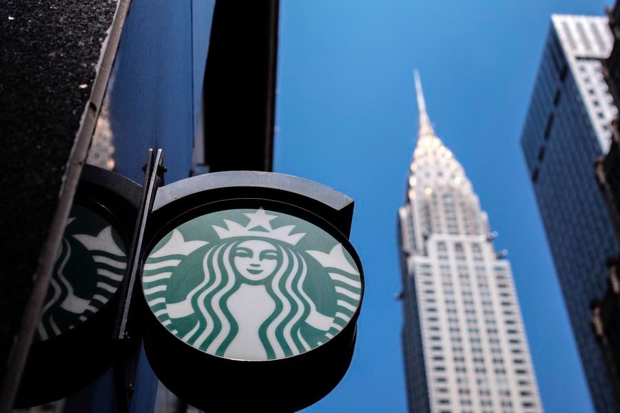 พนง. 'สตาร์บัคส์' ในสหรัฐฯ หยุดงานประท้วงกฎสวมเสื้อดำล้วน