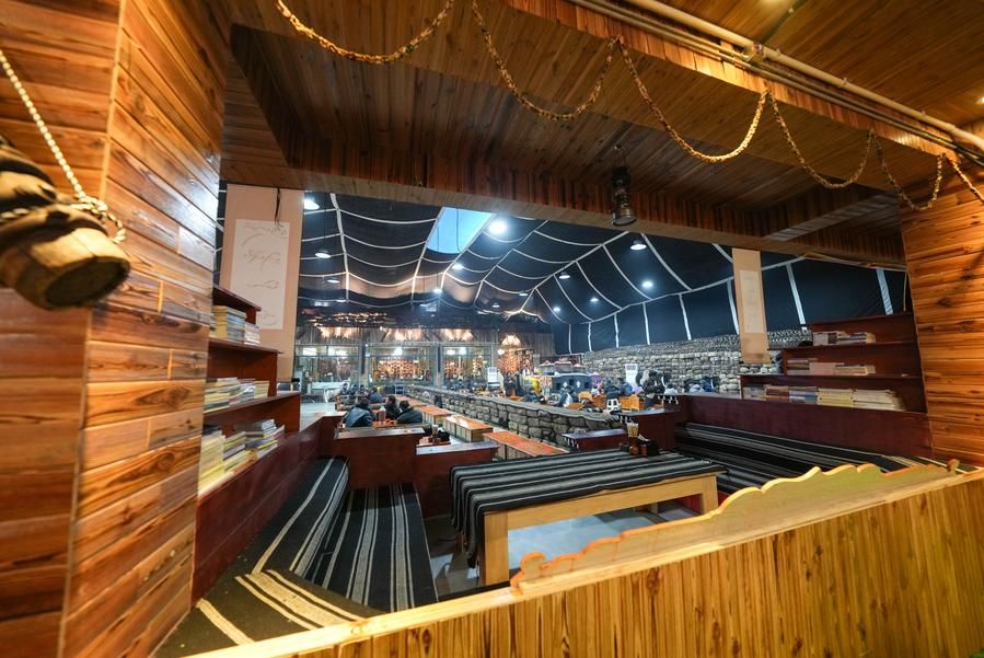 จิบชา ดูของโบราณ เรียนรู้ชีวิตชนร่อนเร่ที่ 'ร้านน้ำชาสไตล์ทิเบต