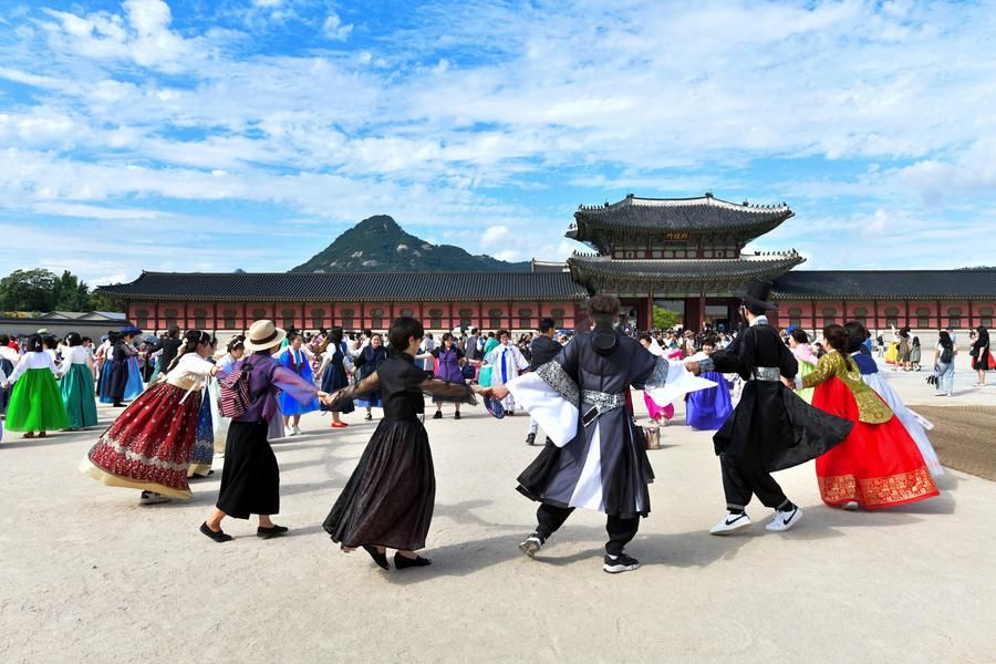 นักท่องเที่ยวสวมฮันบก เยือนพระราชวังเคียงบก ส่งท้าย 'เทศกาลชูซอก' ในเกาหลีใต้
