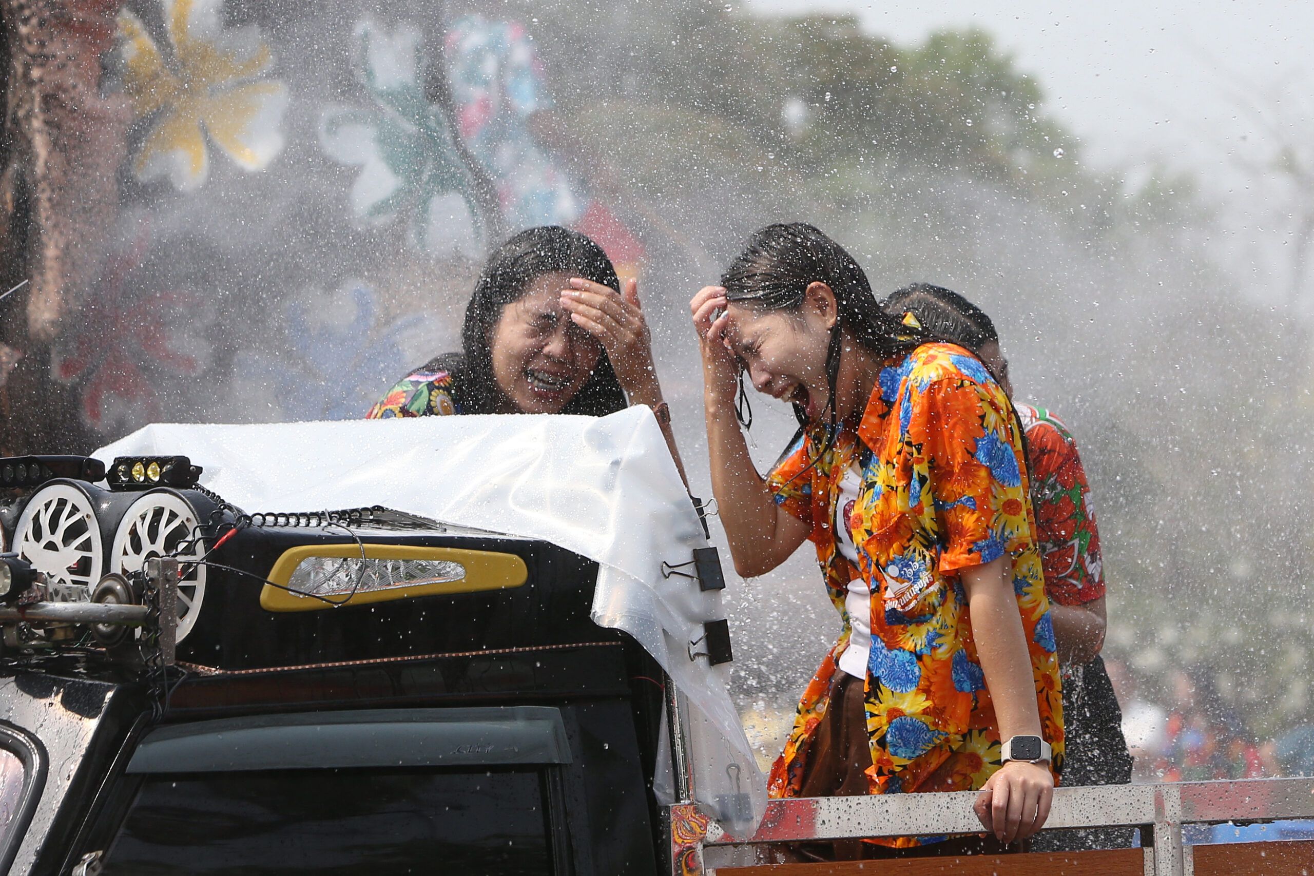 สีสันสงกรานต์! คน-ช้างสาดน้ำรับสงกรานต์สุดชุ่มฉ่ำในอยุธยา