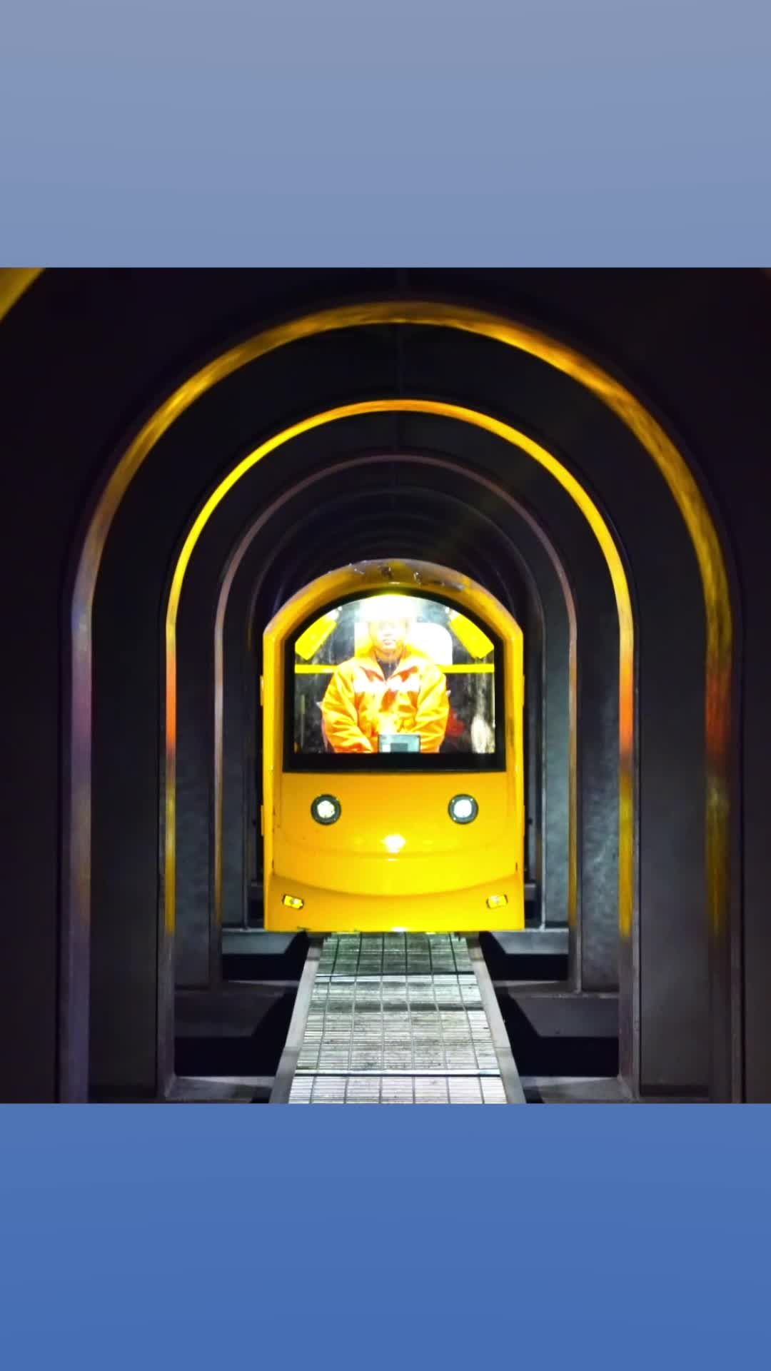 รถไฟไซส์มินิ' เลาะช่องลับใต้สะพานข้ามแยงซี ช่วยตรวจเช็กอุปกรณ์