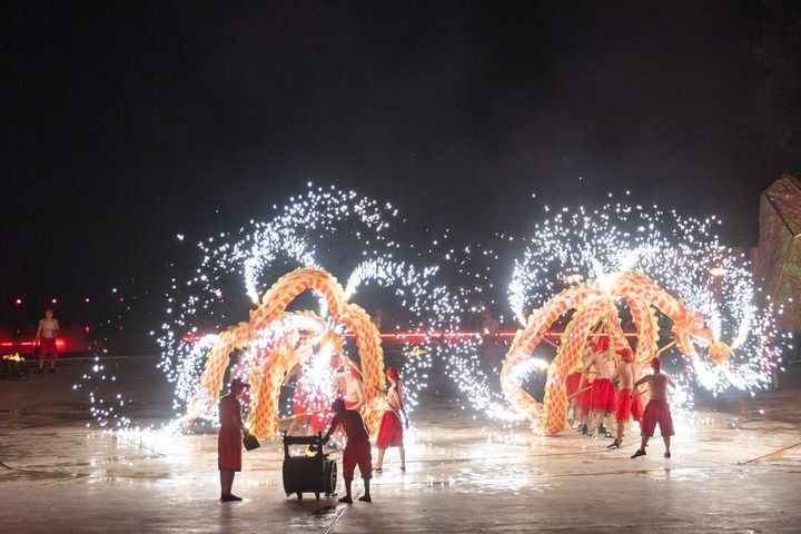 ฉงชิ่งจัดโชว์ 'เชิดมังกร' เตรียมฉลองวันชาติจีน